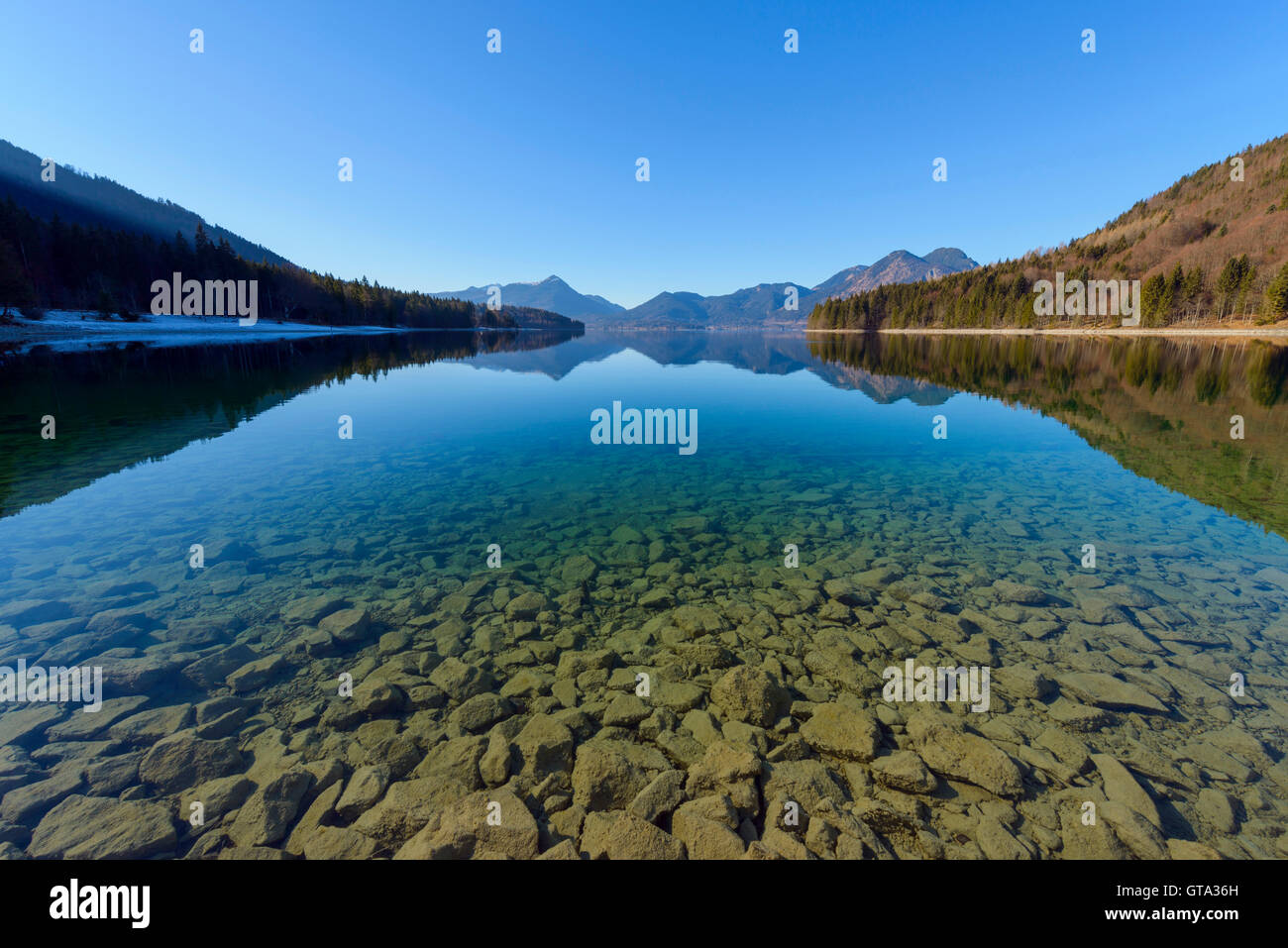 Paesaggio di montagna si riflette nel Lago Walchensee, Kochel am See, Alta Baviera, Baviera, Germania Foto Stock
