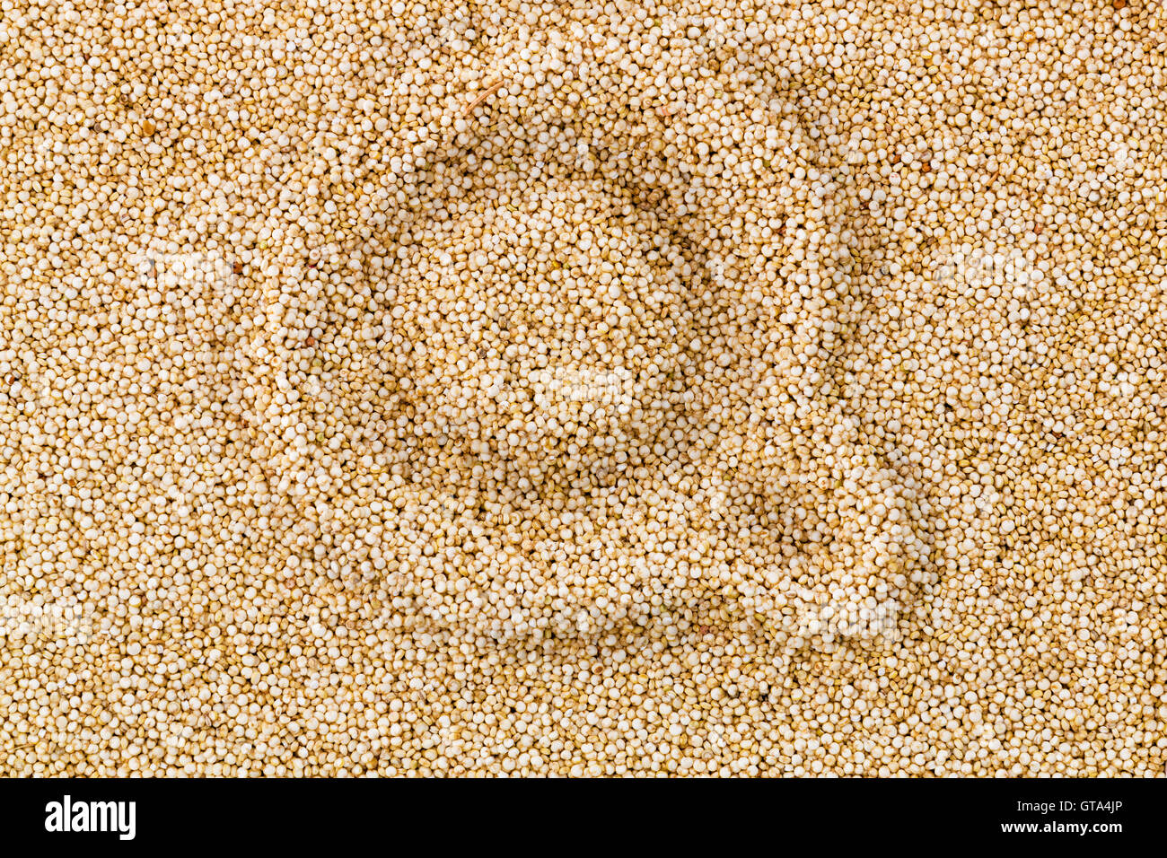 Lettera Q per la quinoa disegnati a mano in uno strato di quinoa essiccati Sementi, un sano cereale ricco di proteine che è privo di glutine Foto Stock