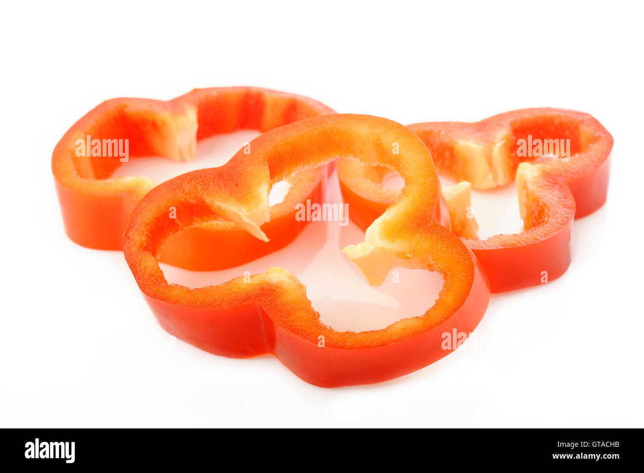 Fette di peperone rosso su sfondo bianco Foto Stock