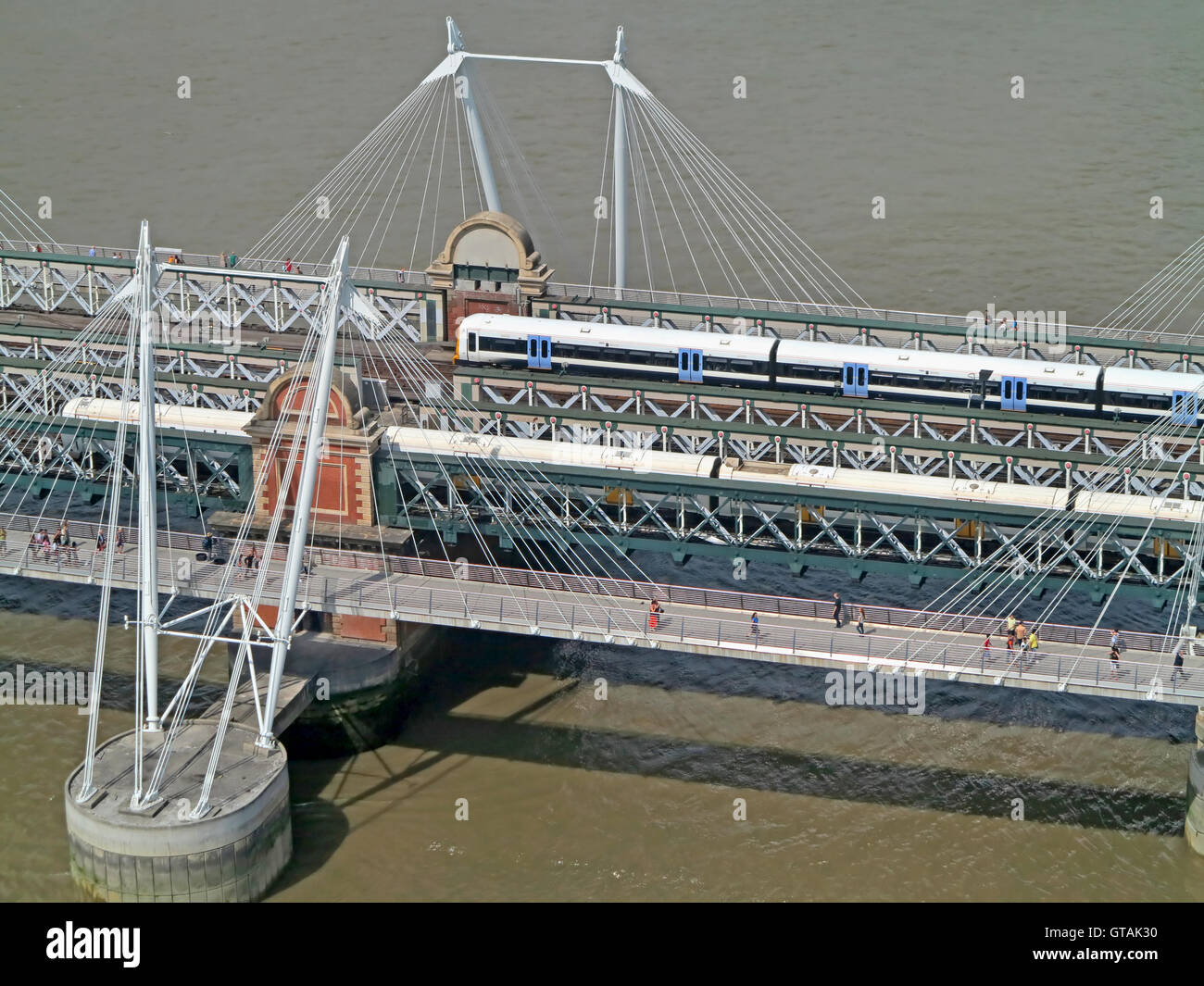 Vista aerea di treni su un ponte Foto Stock
