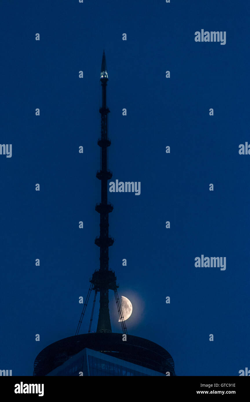 New York, Stati Uniti d'America 8 Settembre 2016 - La luna passa sopra una World Trade Center di Manhattan inferiore ©Stacy Rosenstock Walsh Foto Stock