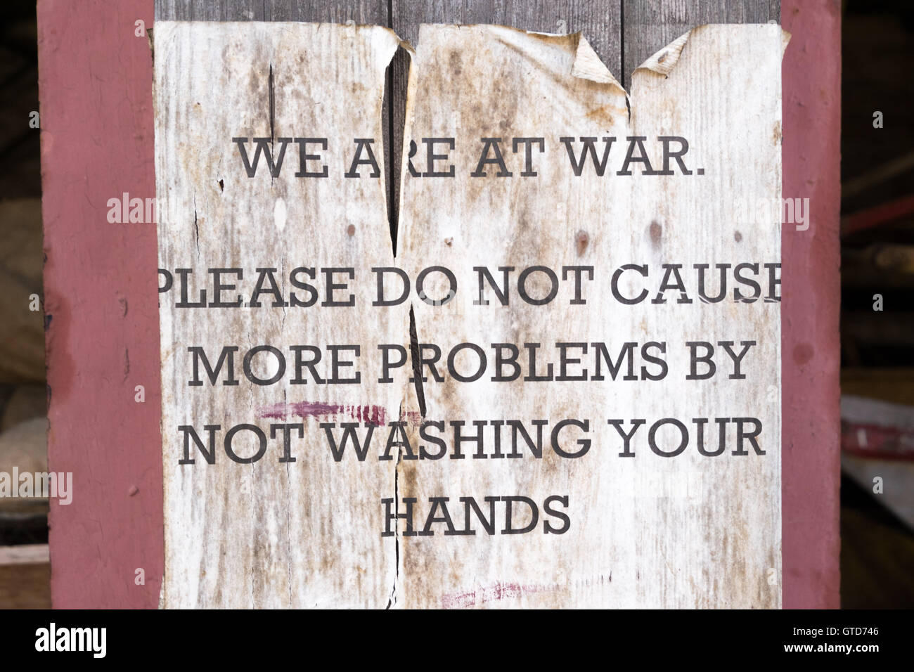 Siamo in guerra si prega di non causare più problemi da non lavando le mani poster logoro e sporco Foto Stock
