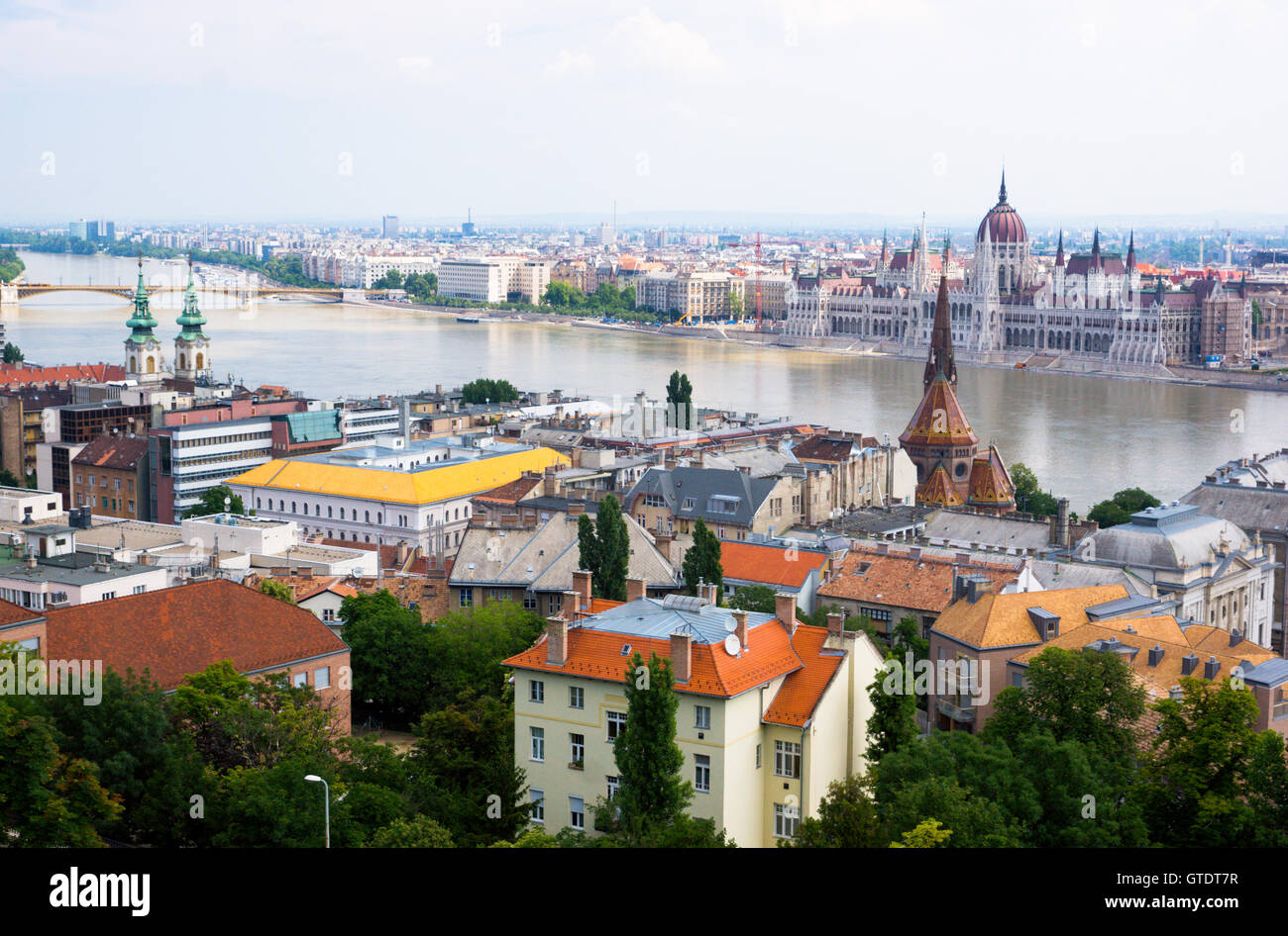 Gli edifici colorati del centro storico di Budapest sul fiume Danubio Foto Stock