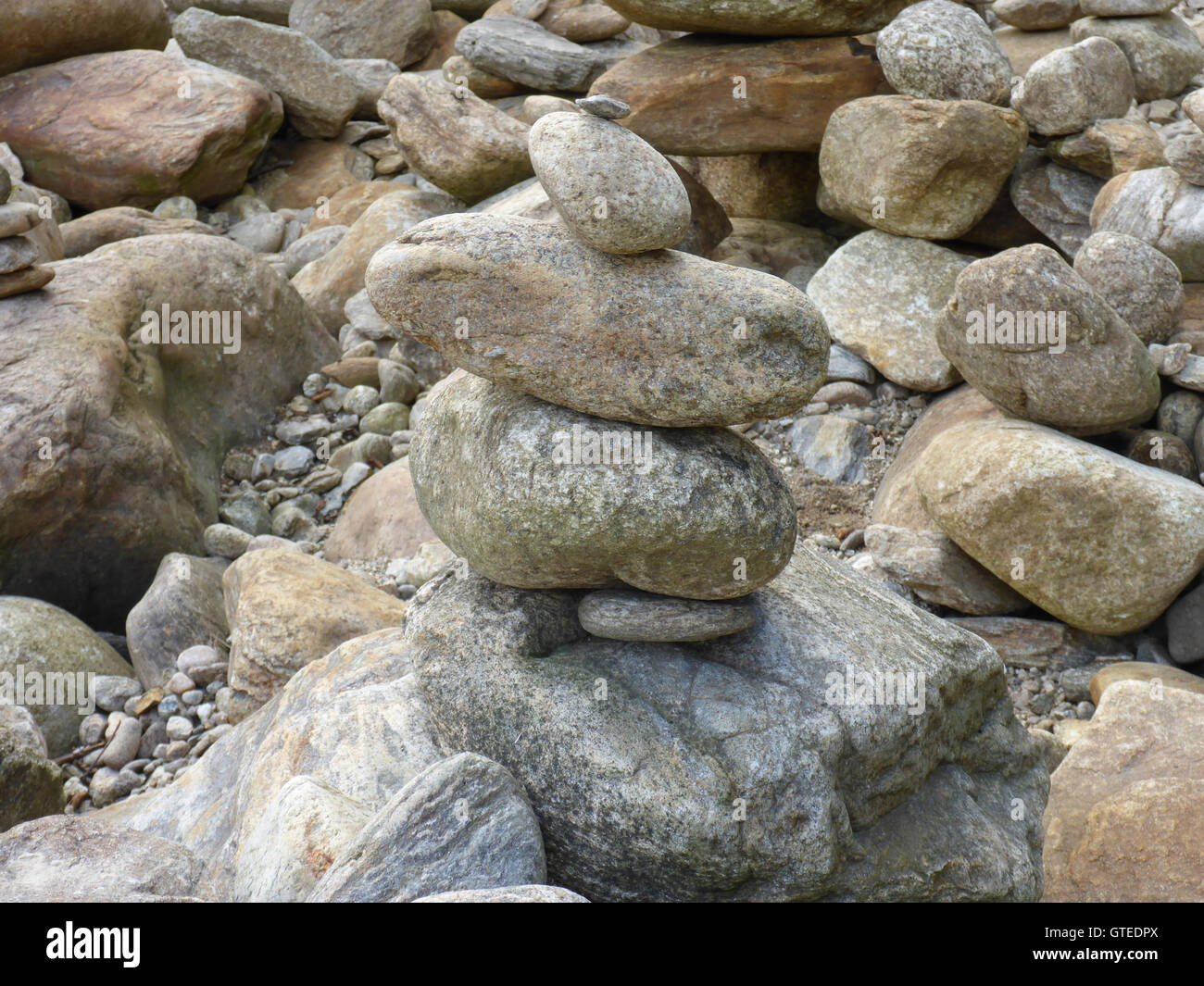 Cairn / un uomo-fatto mucchio di pietre Foto Stock