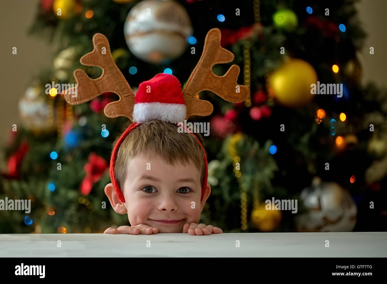 Buon Natale - boy su un albero di Natale sfondo Foto Stock