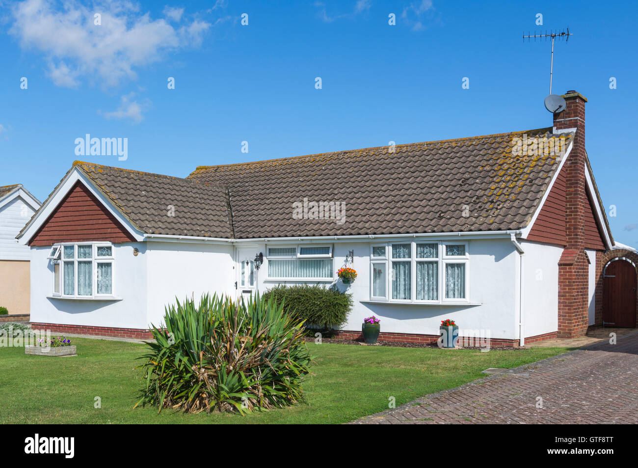 Piccoli bungalow staccato con un tetto di tegole in pendenza NEL REGNO UNITO. Foto Stock