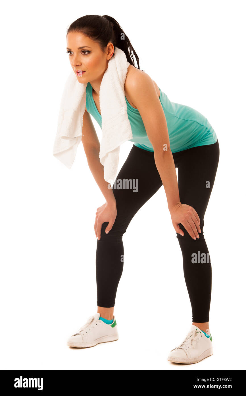 La donna felice in abiti sportivi dopo un allenamento di yoga in palestra  sta riposando con il concetto di asciugamano di fitne