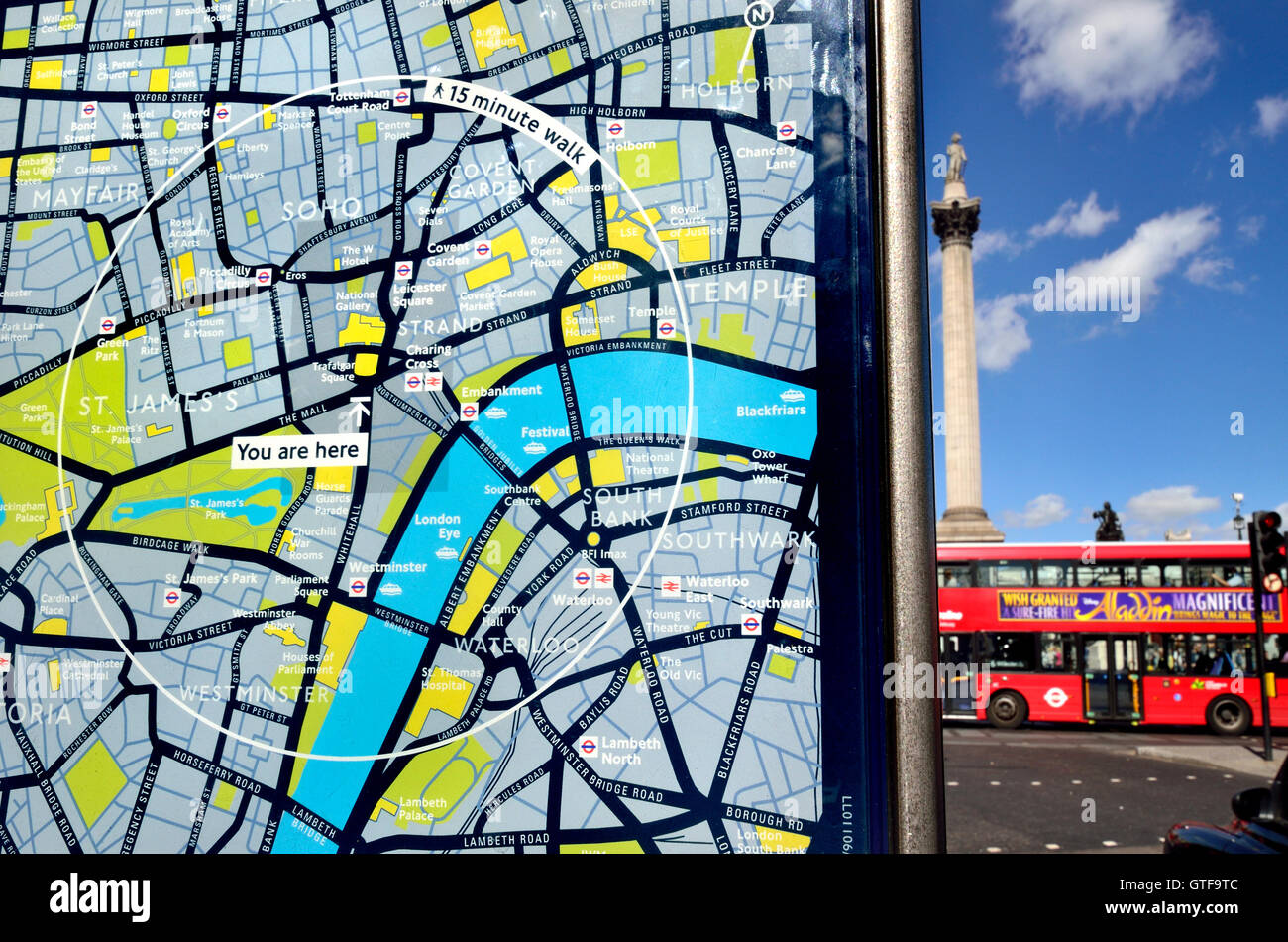 Londra, Inghilterra, Regno Unito. " Voi siete qui' mappa turistica in Trafalgar Square, Nelson's colonna visibile in background. Foto Stock