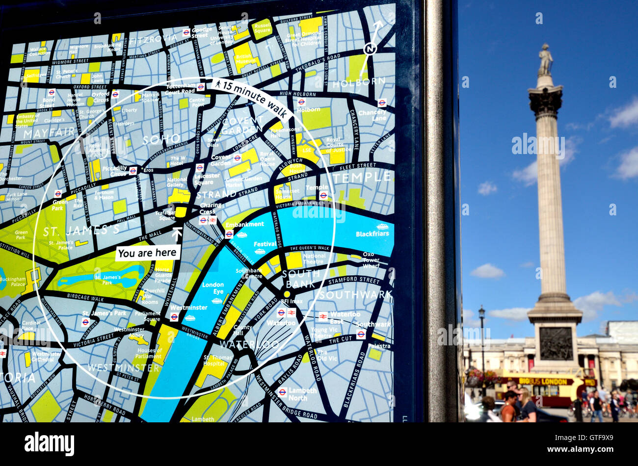 Londra, Inghilterra, Regno Unito. Mappa turistica 'sei qui' a Whitehall, guardando verso la colonna di Nelsons Foto Stock