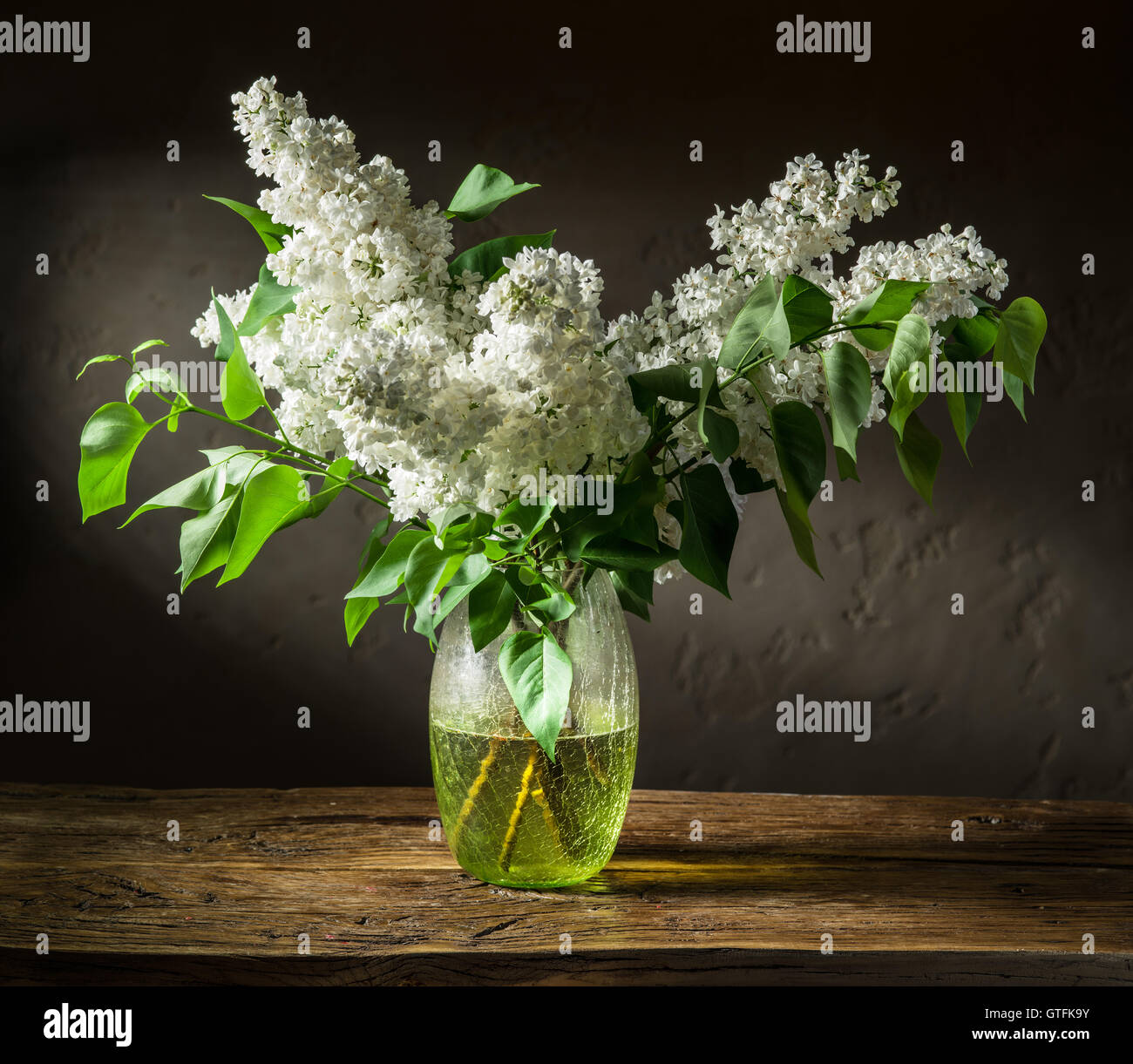 Bouquet lilla sul tavolo di legno. Foto Stock