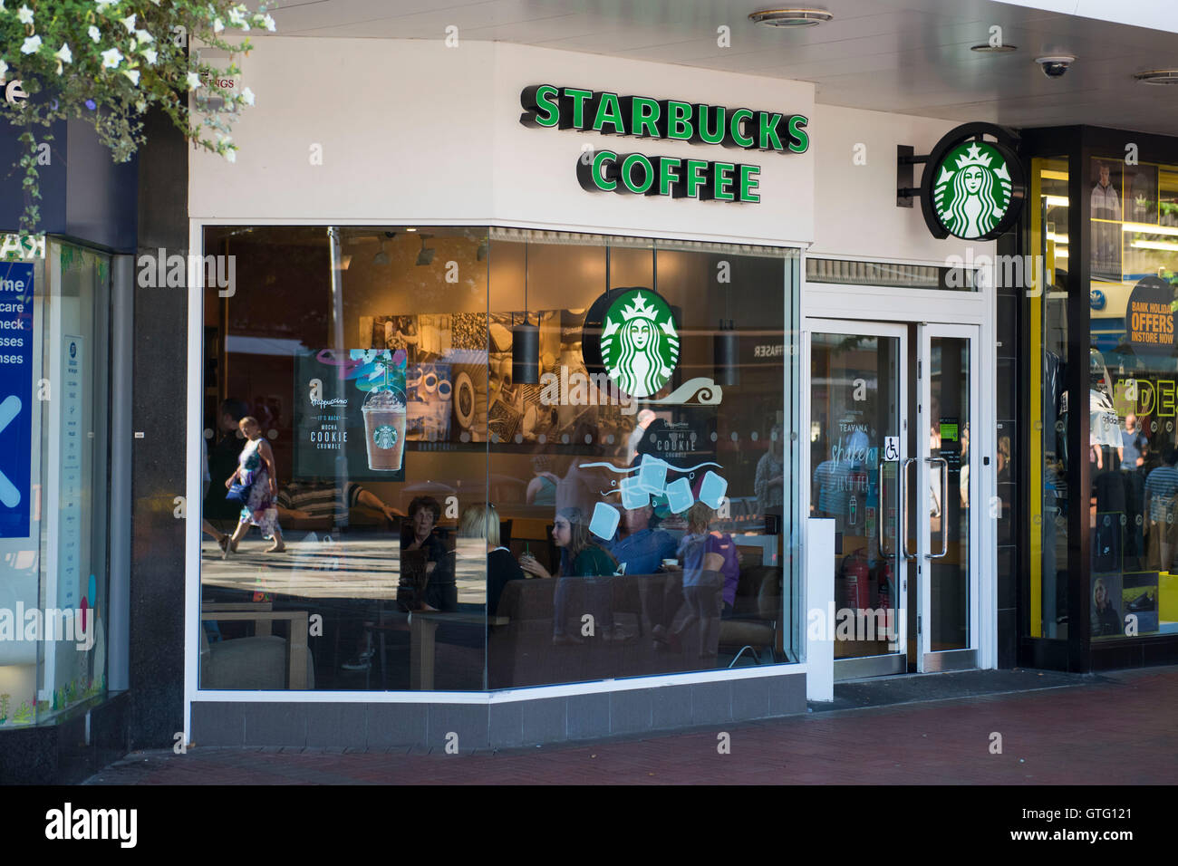 Starbucks Coffee shop esterno segno negozio logo in Cwmbran, nel Galles del Sud. Foto Stock