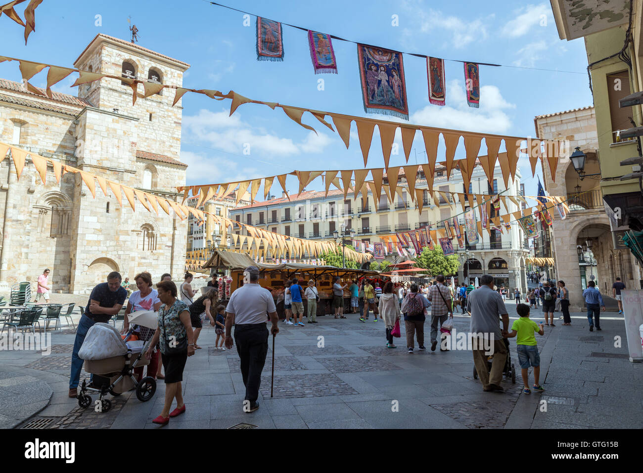 ZAMORA, Spagna - 9 Settembre 2016: le persone nella piazza principale di Zamora durante la ricreazione di un mercato medievale Foto Stock