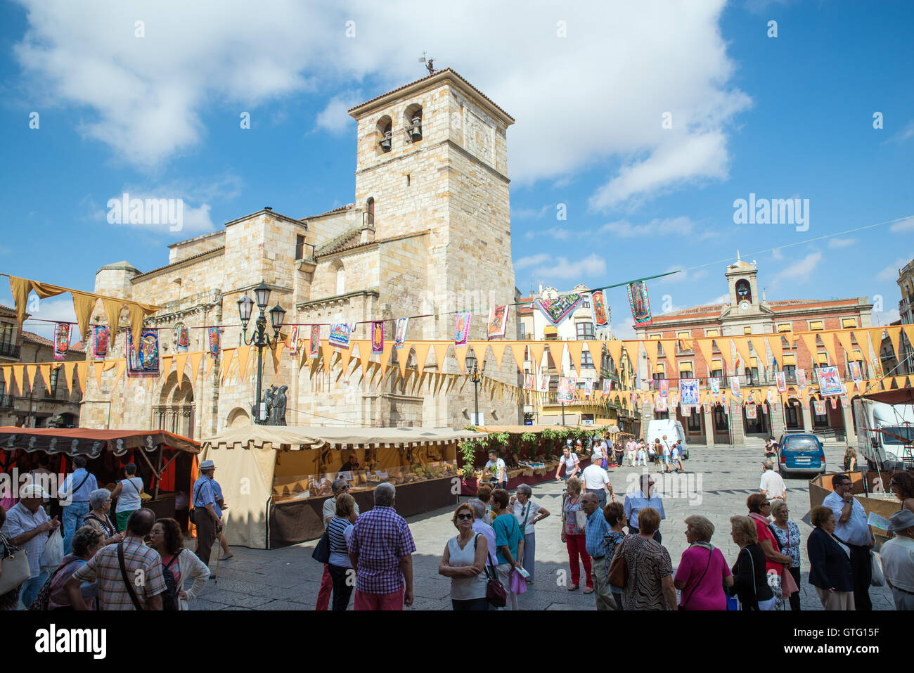 ZAMORA, Spagna - 9 Settembre 2016: le persone nella piazza principale di Zamora durante la ricreazione di un mercato medievale Foto Stock
