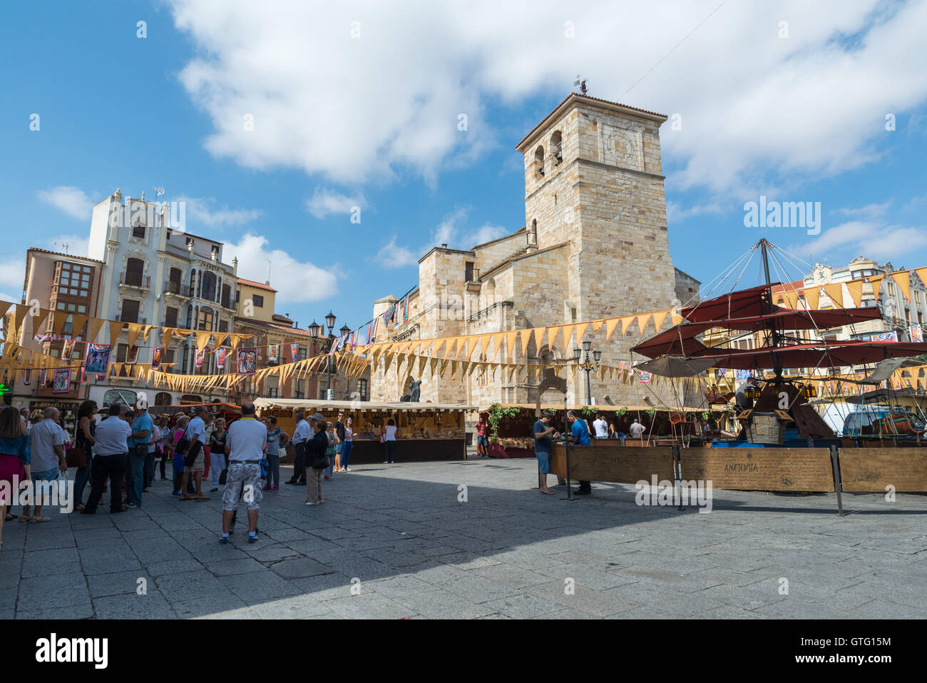 ZAMORA, Spagna - 9 Settembre 2016: le persone nella piazza principale di Zamora durante la ricreazione di un mercato medievale Foto Stock