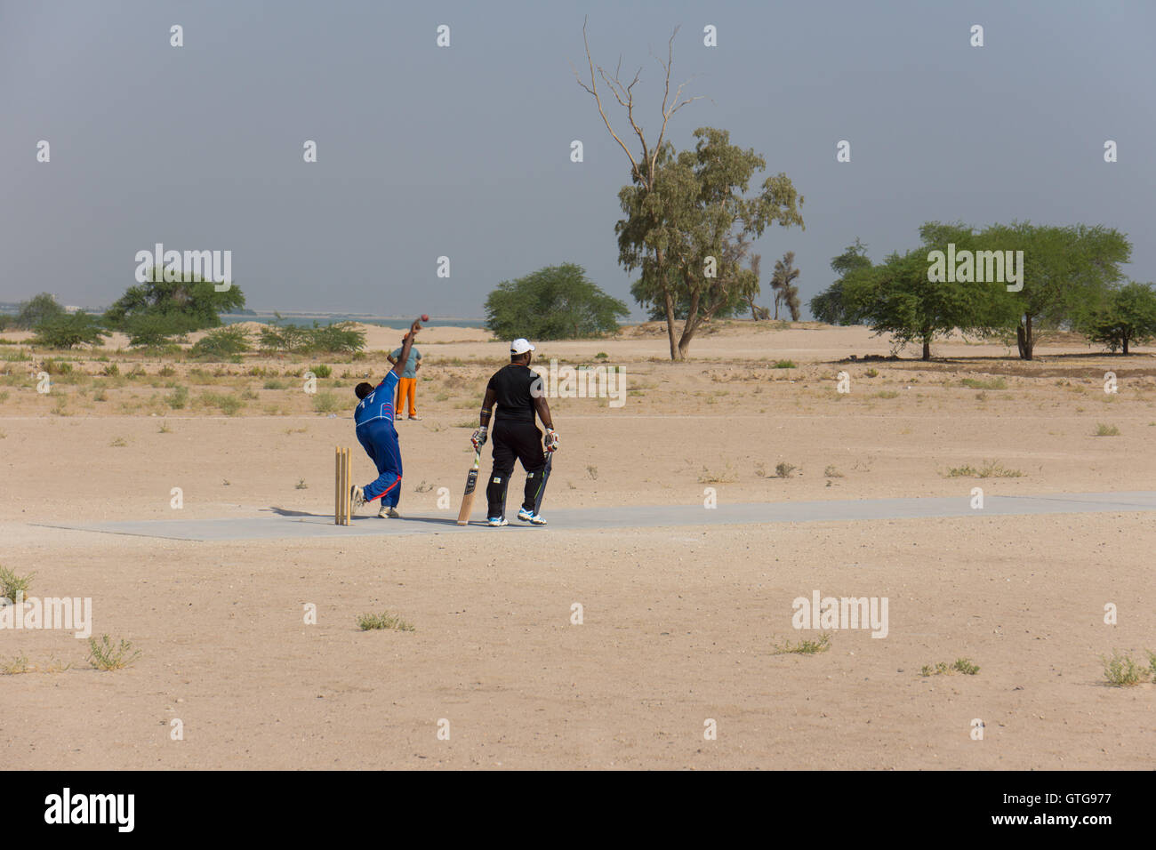 I lavoratori migranti cricket team training in Kuwait Foto Stock