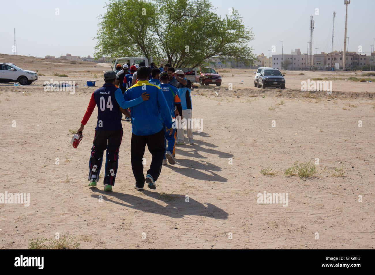 I lavoratori migranti cricket team training in Kuwait Foto Stock