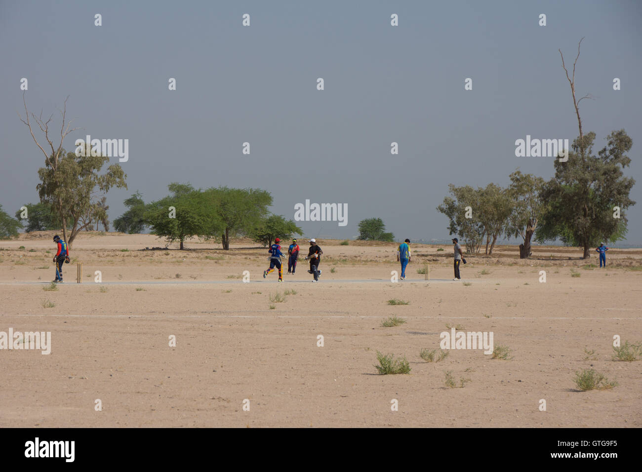 I lavoratori migranti cricket team training in Kuwait Foto Stock