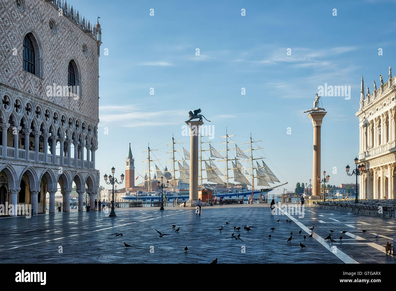Una nave a vela passando di fronte a Piazza San Marco a Venezia Italia Foto Stock