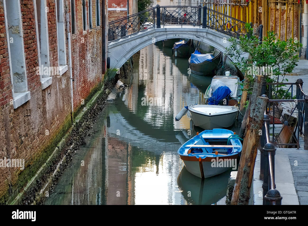 Barche ormeggiate lungo il canal Venezia Italia Foto Stock