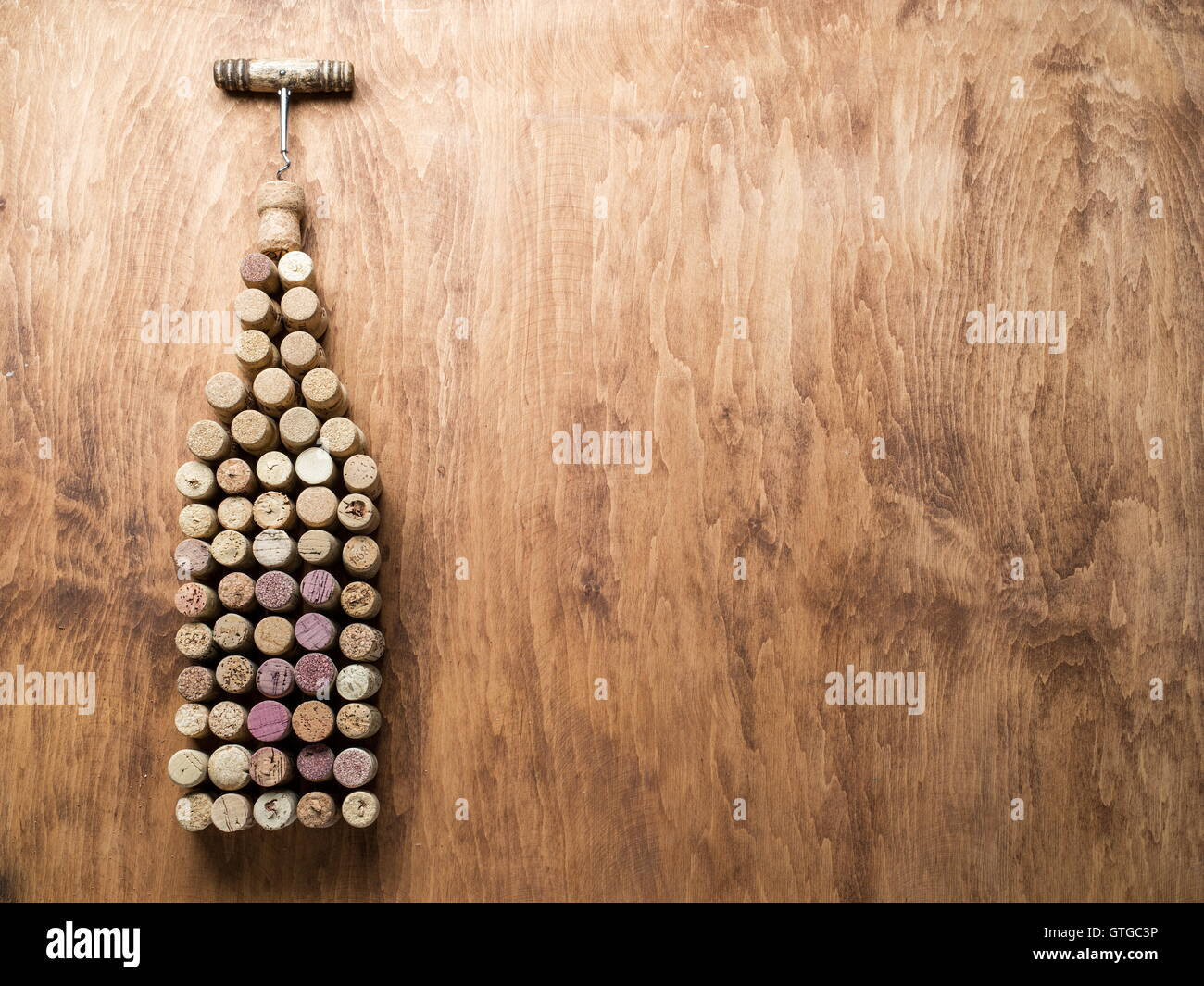 Tappi vino a forma di bottiglia di vino sullo sfondo di legno. Foto Stock