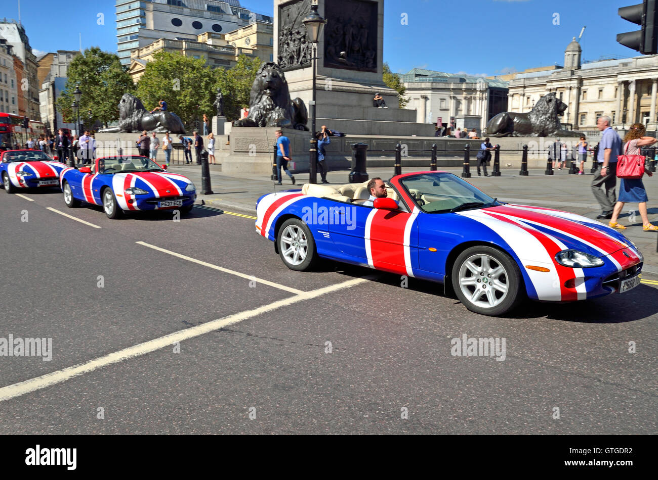 Londra, Inghilterra, Regno Unito. Union Jack dipinto Jaguar XK8 bolidi convertibile, (di proprietà di unione Jag) in Trafalgar Square Foto Stock