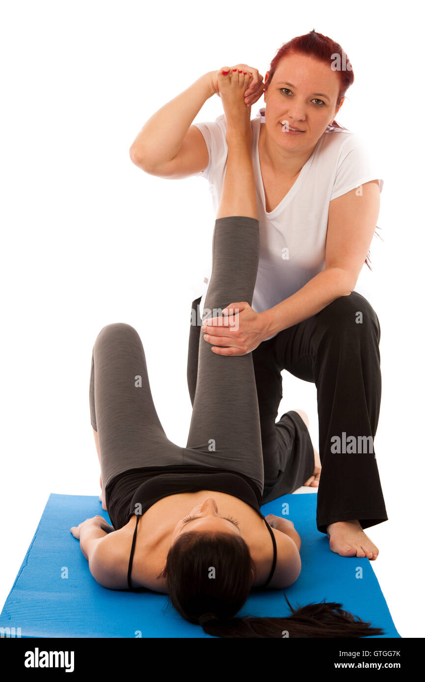 Fisioterapia - terapista gamba facendo esercizi di allungamento con un paziente di recuperare dopo la lesione isolata Foto Stock