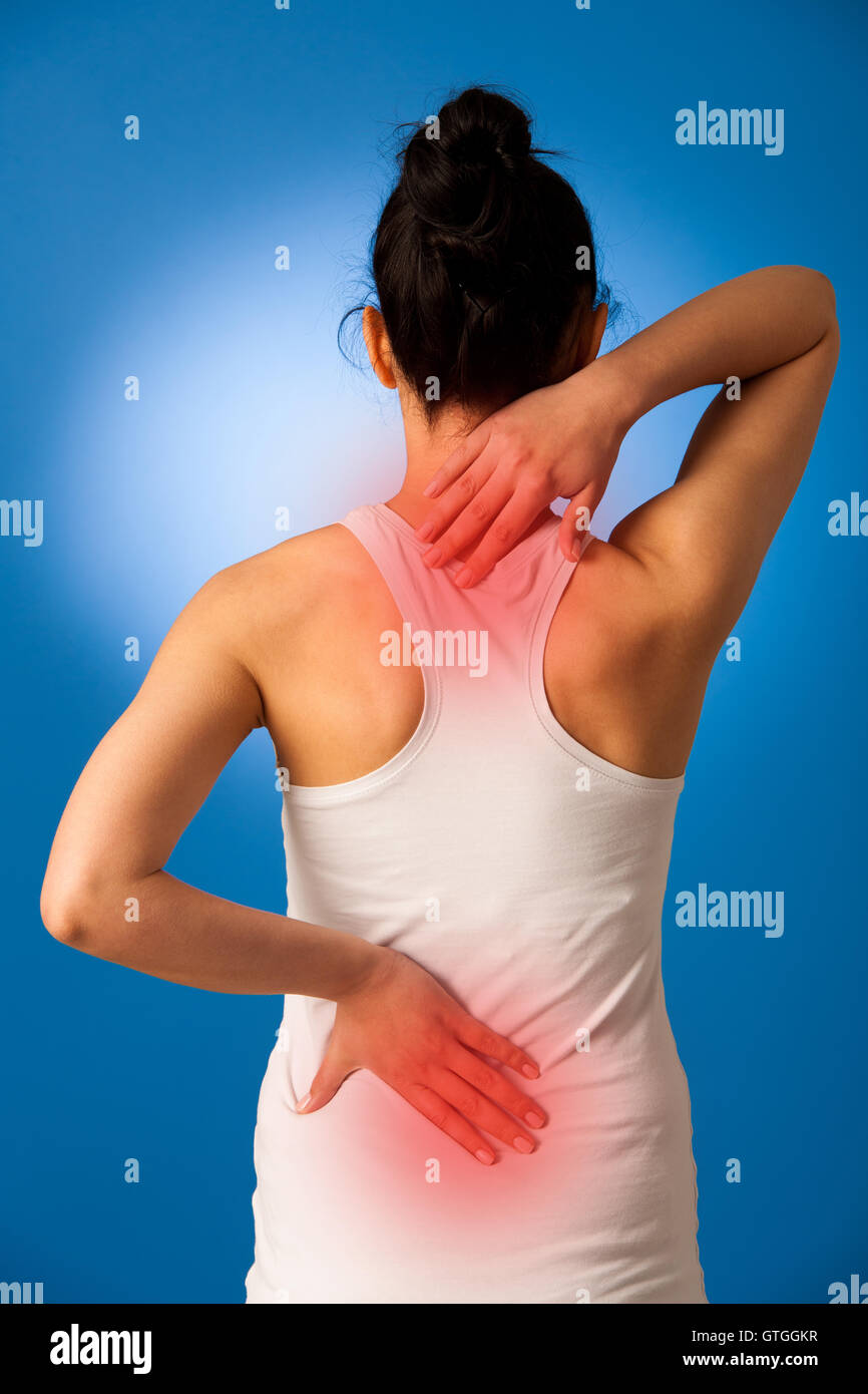 Donna con dolore nella schiena - lesioni alla schiena Foto Stock