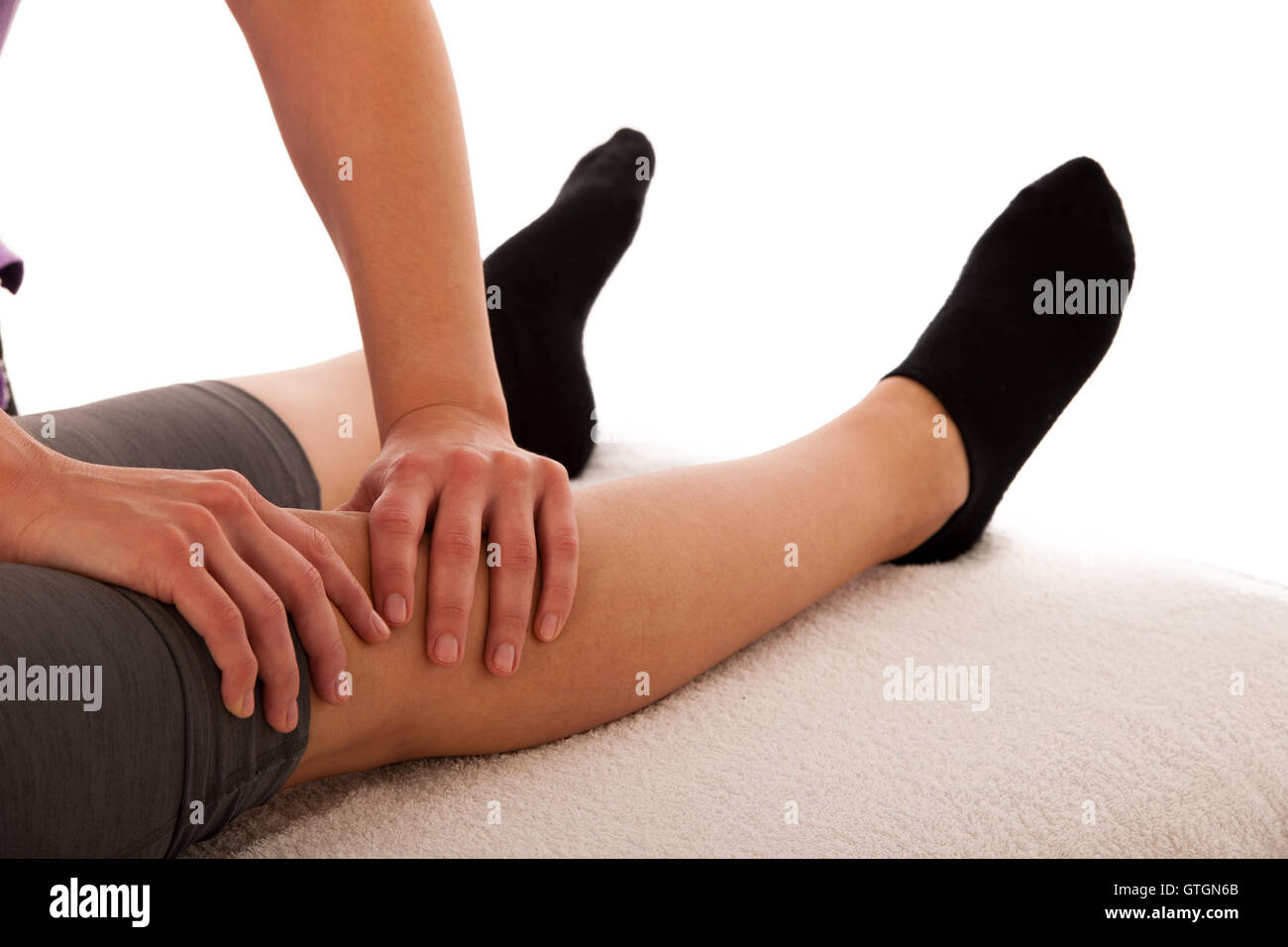 Fisioterapia : terapista excercising con paziente , lavorando sulla gamba stretching Foto Stock