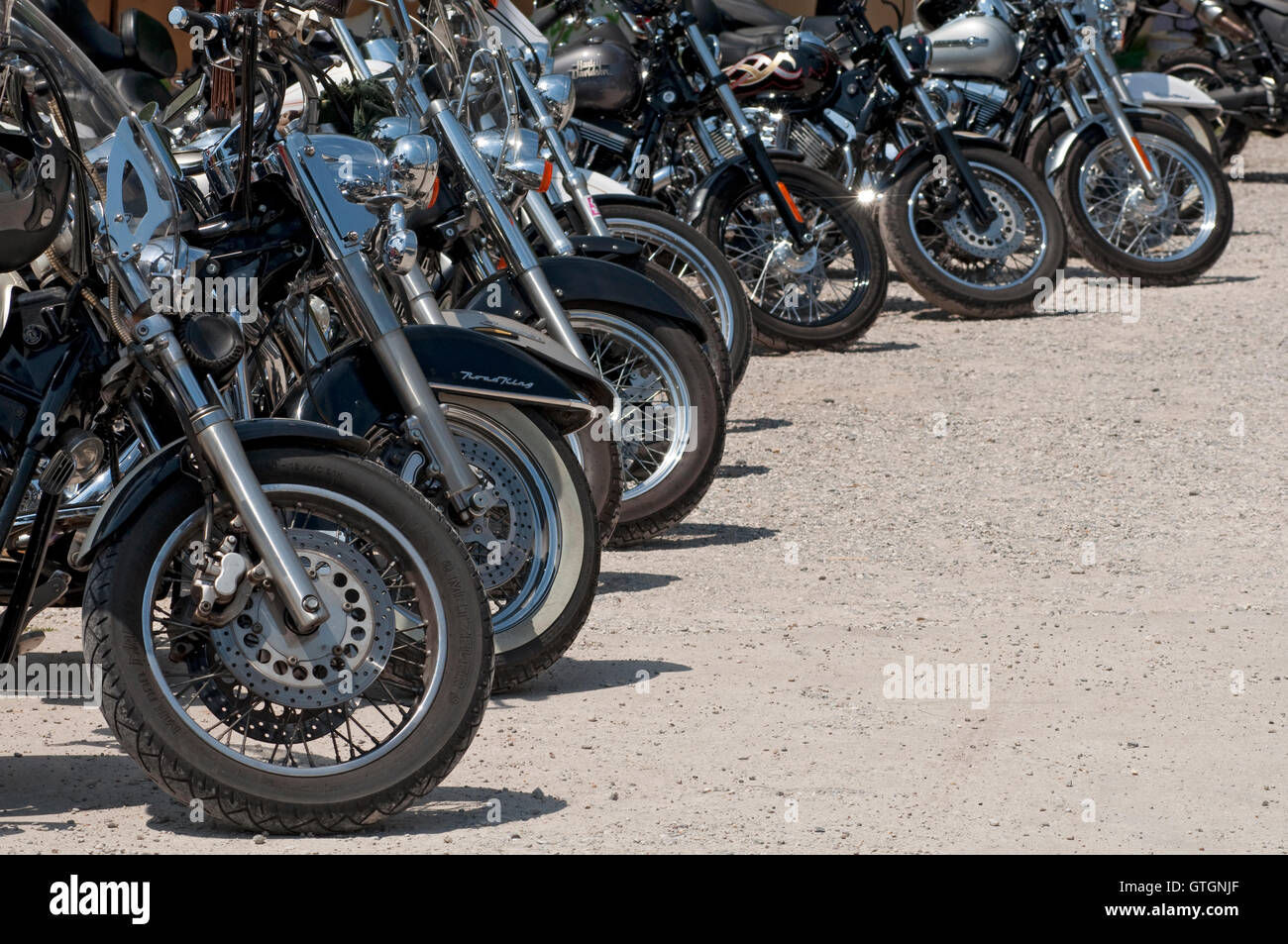 Moto parcheggiata in una riga Foto Stock