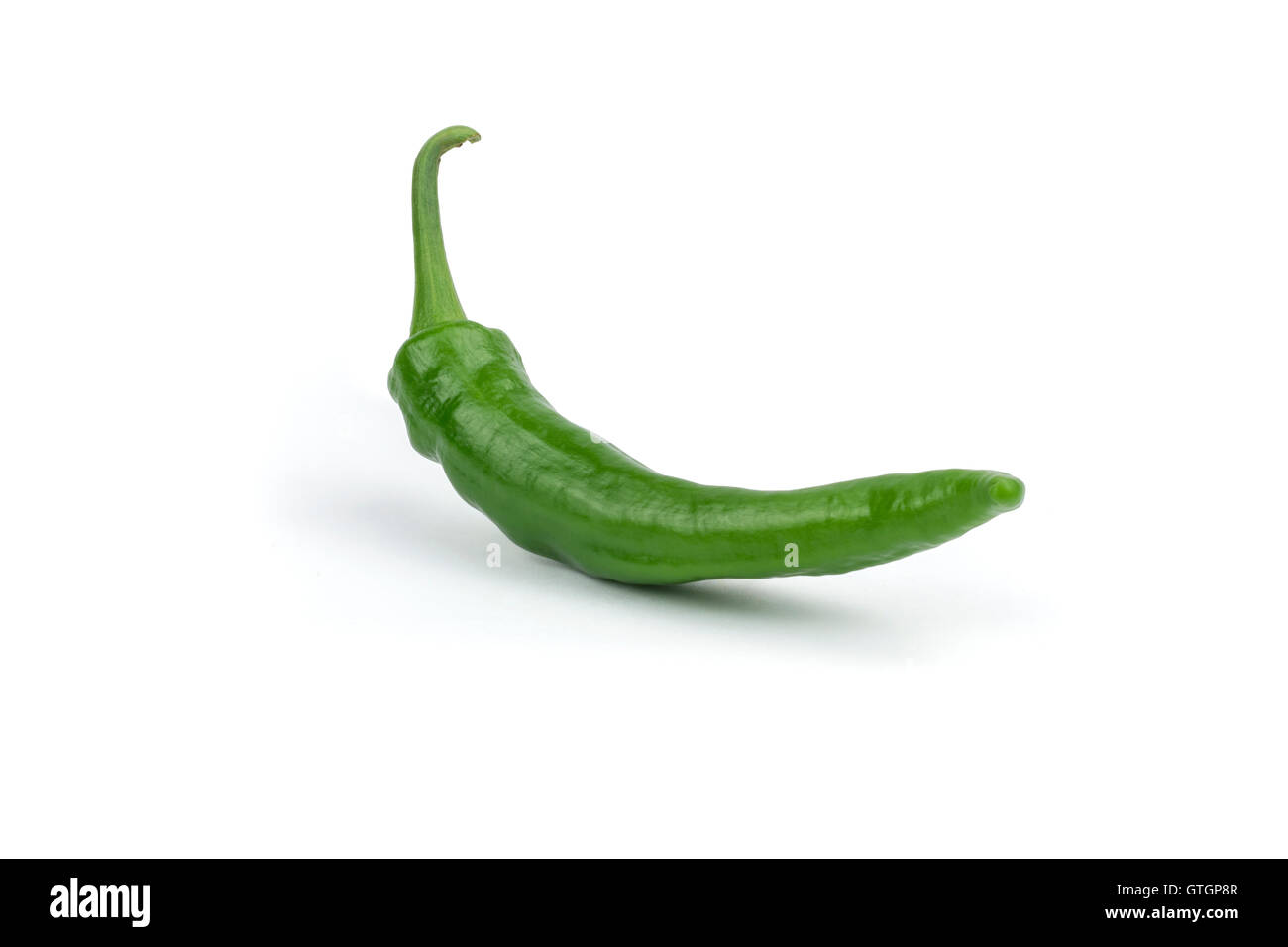 Hot pepe verde/s isolati su sfondo bianco. Percorso di clipping incluso in formato jpeg. Foto Stock