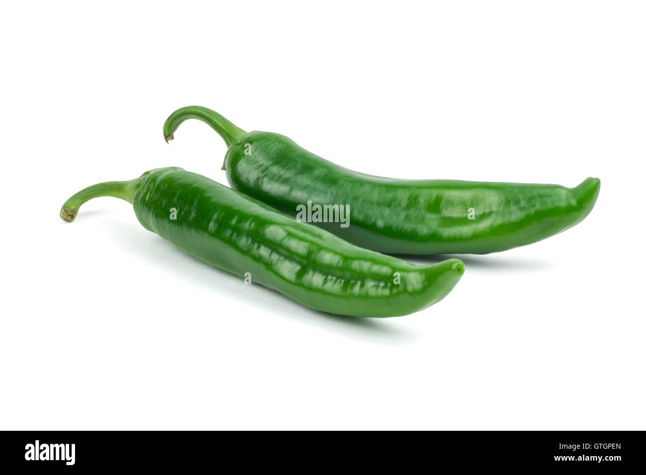 Hot pepe verde/s isolati su sfondo bianco. Percorso di clipping incluso in formato jpeg. Foto Stock