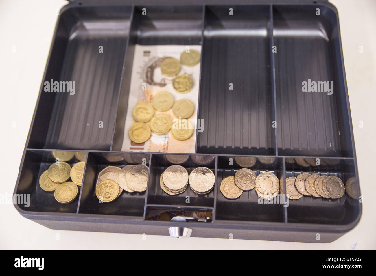 Aperta la cassa con i soldi all'interno Foto stock - Alamy
