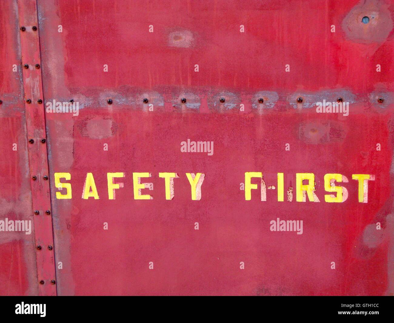 Il vecchio carro ferroviario con avviso di sicurezza per i lavoratori "La sicurezza innanzi tutto" Foto Stock