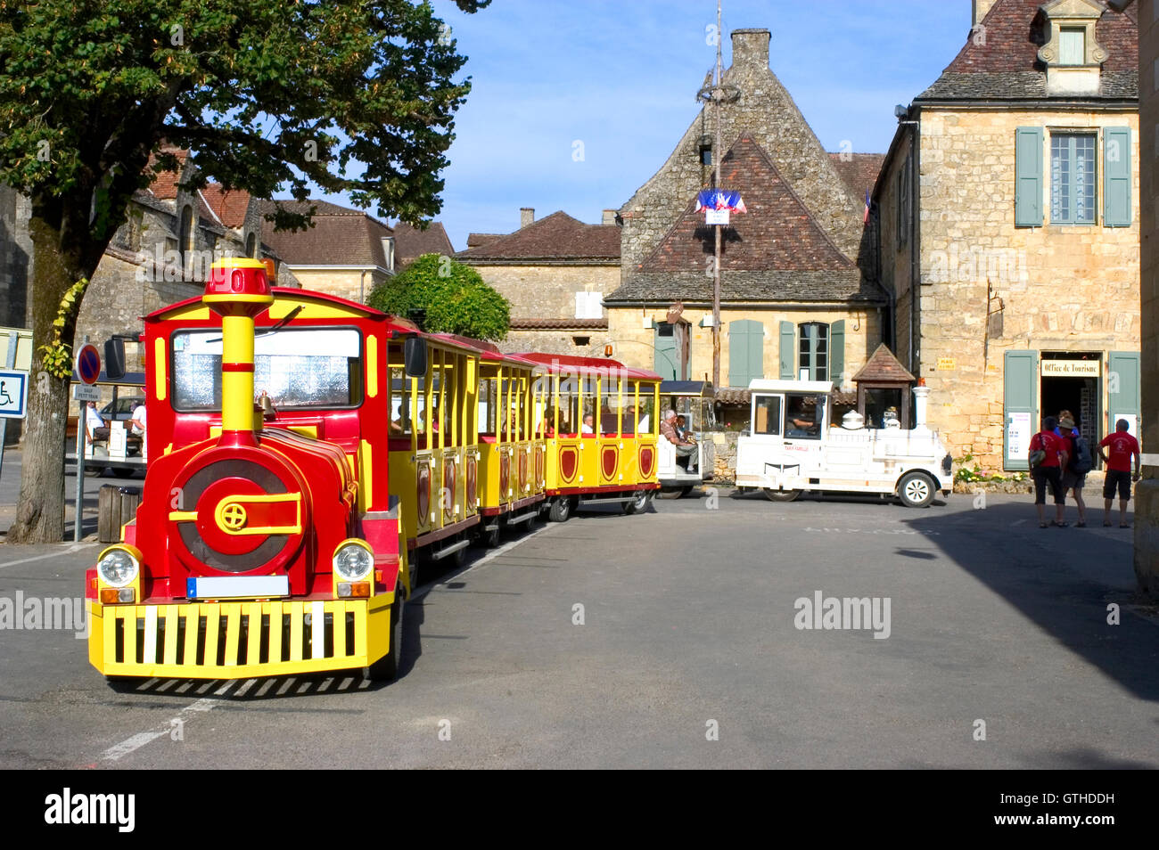 Treno turistico nel villaggio di Domme nel Perigord risalente al Medioevo nel dipartimento francese della Dordogne Foto Stock