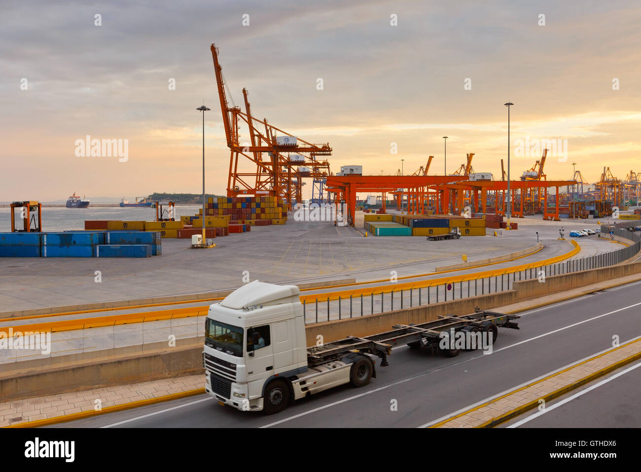 Pier numero uno nel contenitore porto del Pireo. Foto Stock
