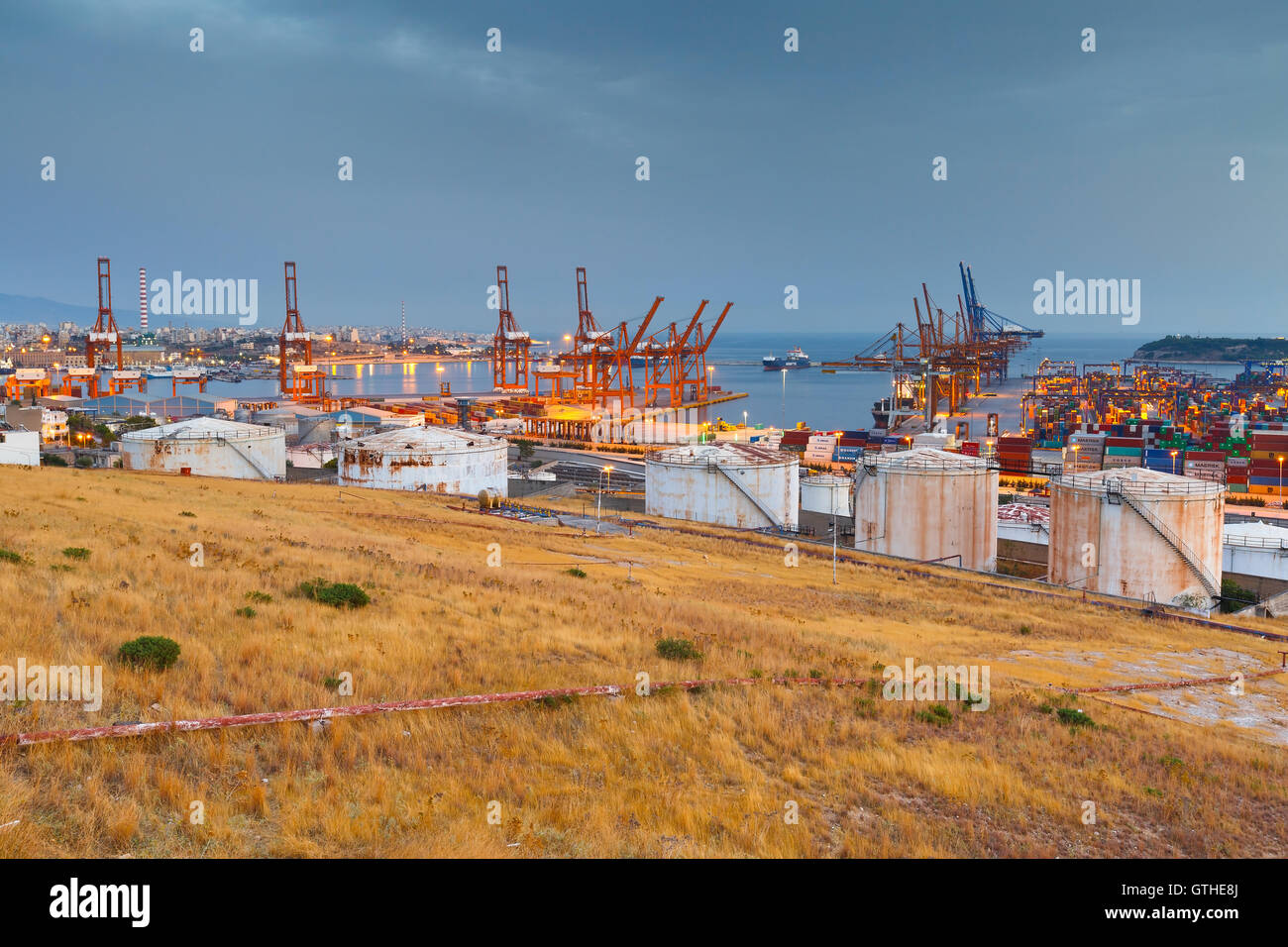 Contenitore porto del Pireo al tramonto. Foto Stock