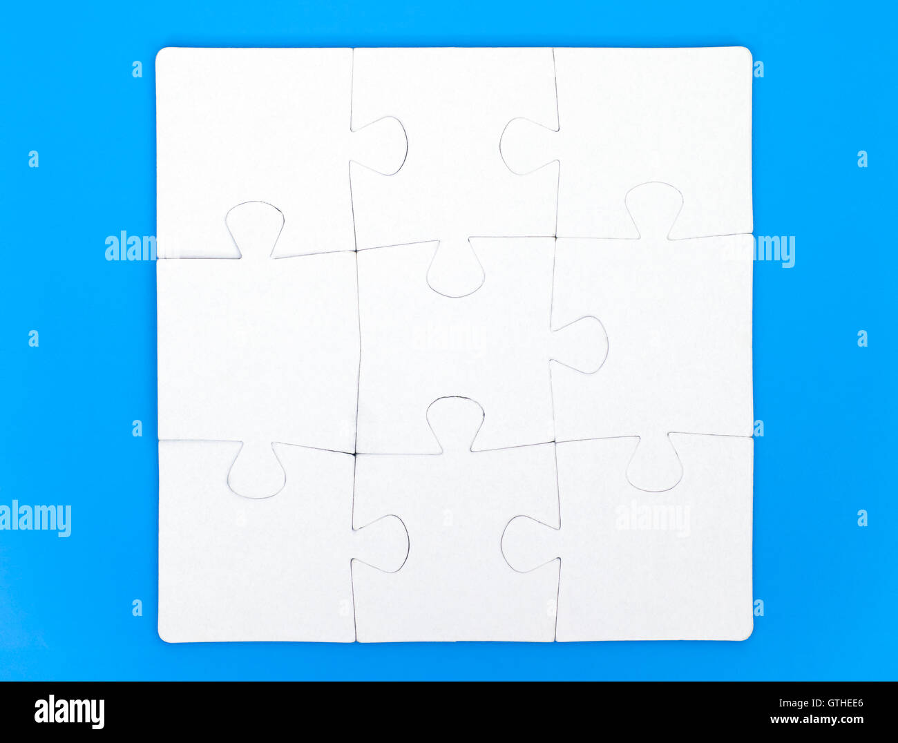 Otto pezzi di un puzzle sono collegati insieme su sfondo blu Foto Stock