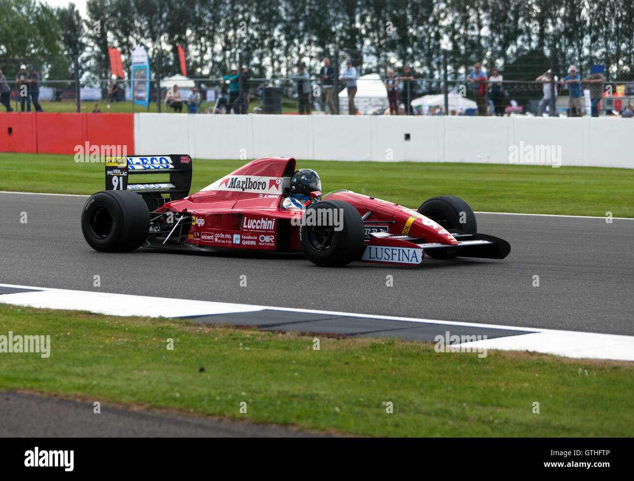 Un 1991, Dallara BMS-F191 auto di Formula Uno, originariamente guidato da Emanuele Pirro essendo dimostrata nel 2016 Silverstone Classic Foto Stock
