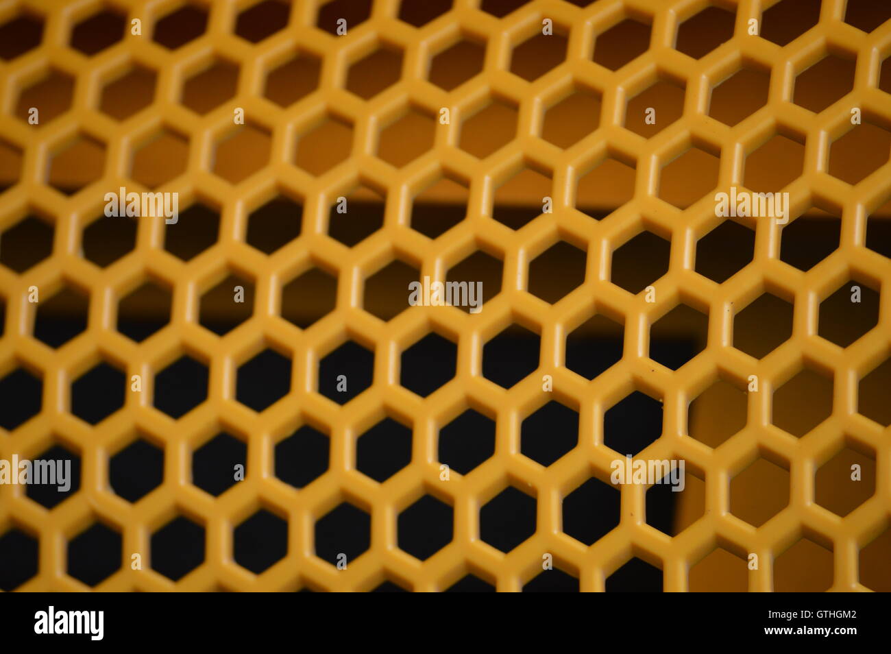 Una griglia su un bus di scuola mostra uno schema a nido d'ape di simmetria e precisione. Foto Stock