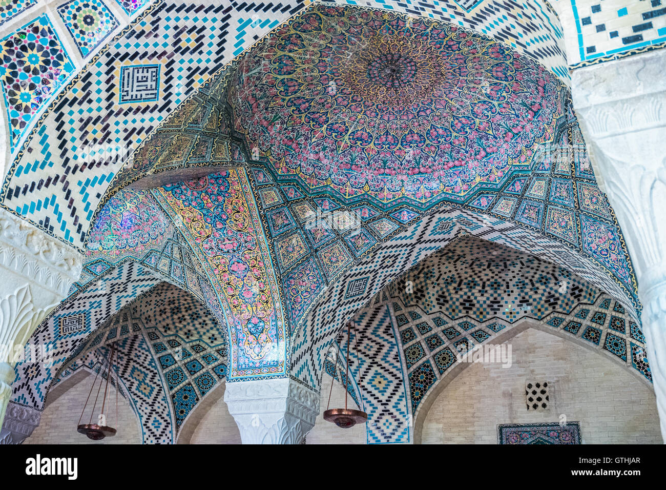 Il Nasir ol Molk moschea è un tradizionale moschea di Shiraz, Iran. La moschea comprende ampie vetro colorato per la sua facciata e visualizza altri elementi tradizionali come il Panj Kāse ("cinque incavati') design. Esso è chiamato nella cultura popolare come la Moschea di rosa, dovuta all'uso di notevole colore rosa piastrelle per il suo design interno. Foto Stock