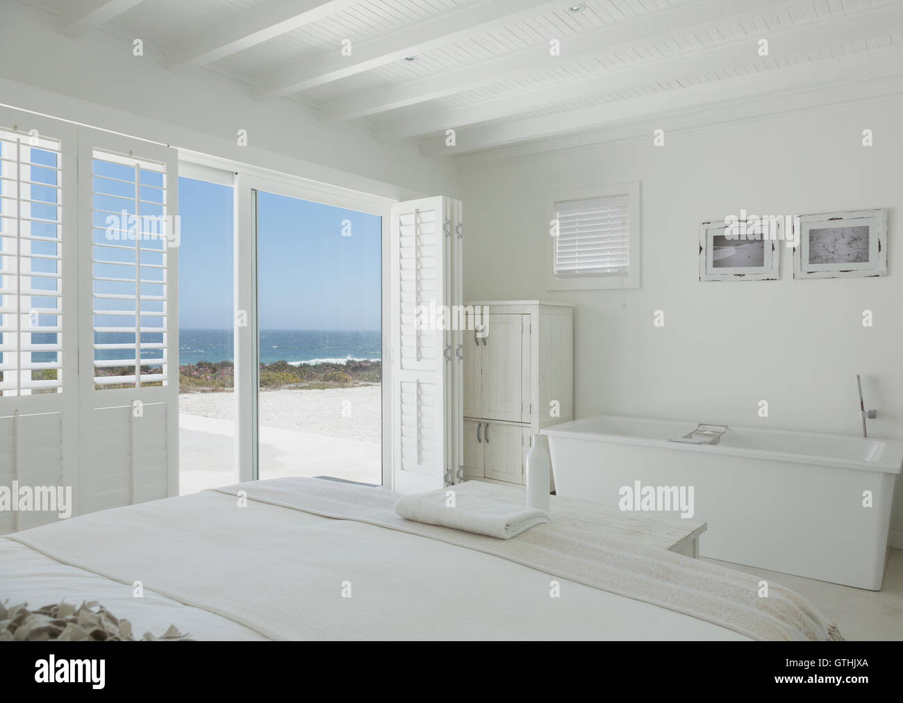 White Hotel stanza con bagno privato e vasca da bagno e vista oceano Foto Stock