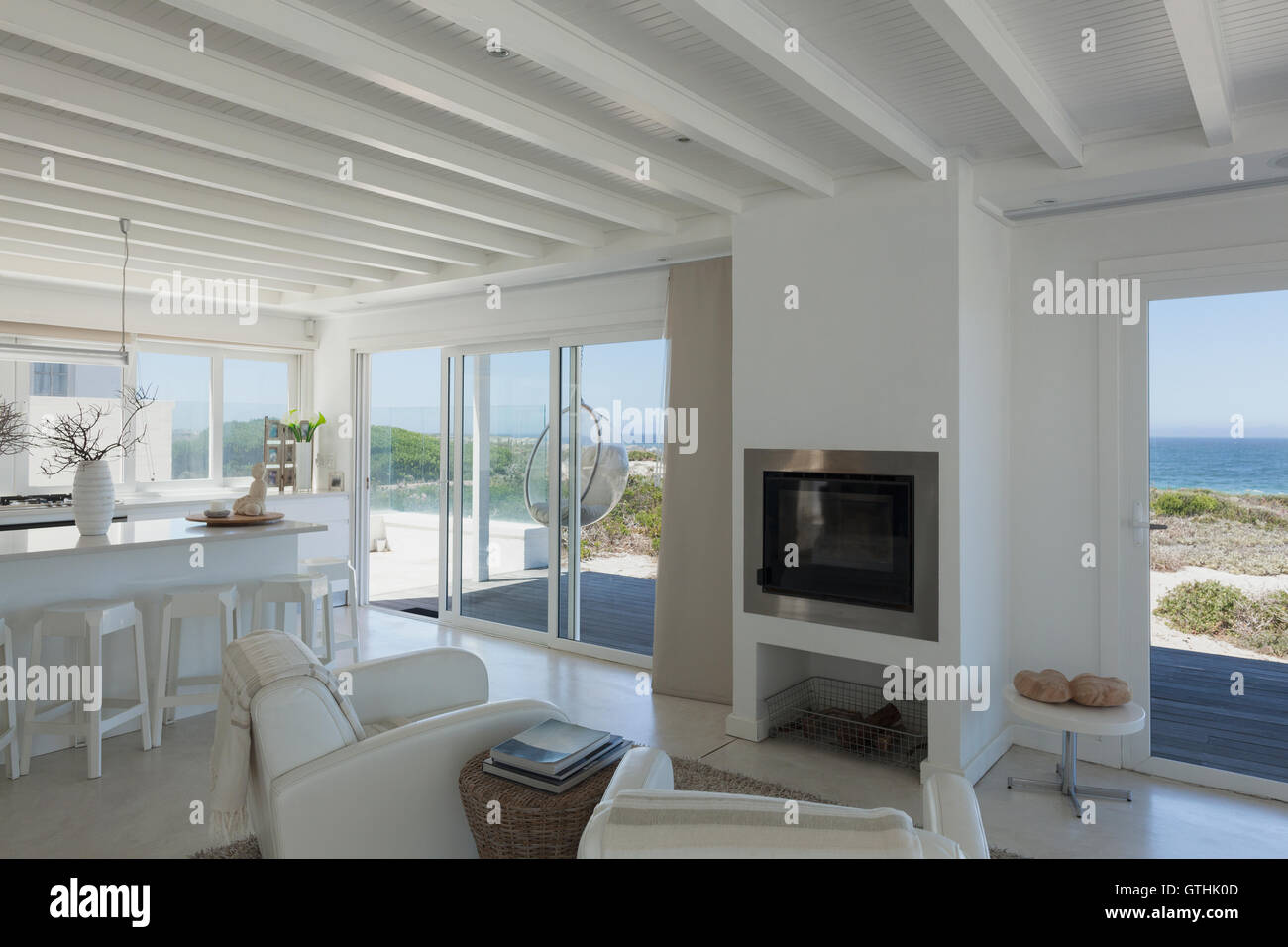 Piano aperto con travi in legno al soffitto e vista oceano Foto Stock