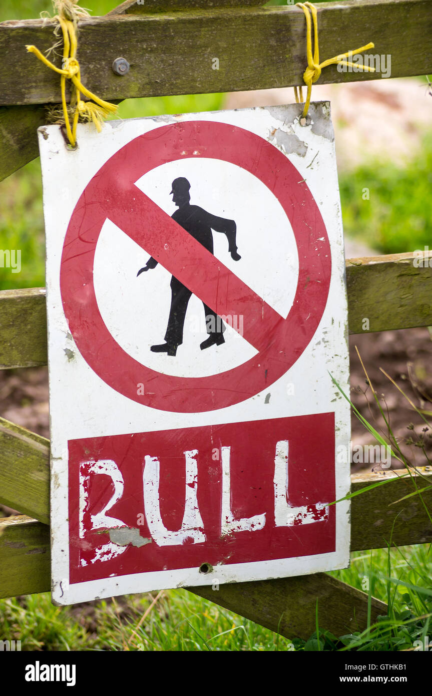 ' Attenti sulla bull' segno su una fattoria vicino a Bowness-on Solway, Cumbria, Inghilterra Foto Stock