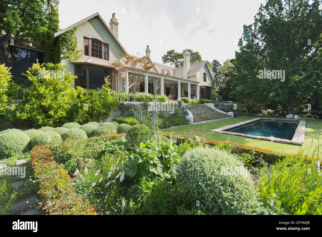 Home Vetrina esterno con piscina e giardino lussureggiante Foto Stock