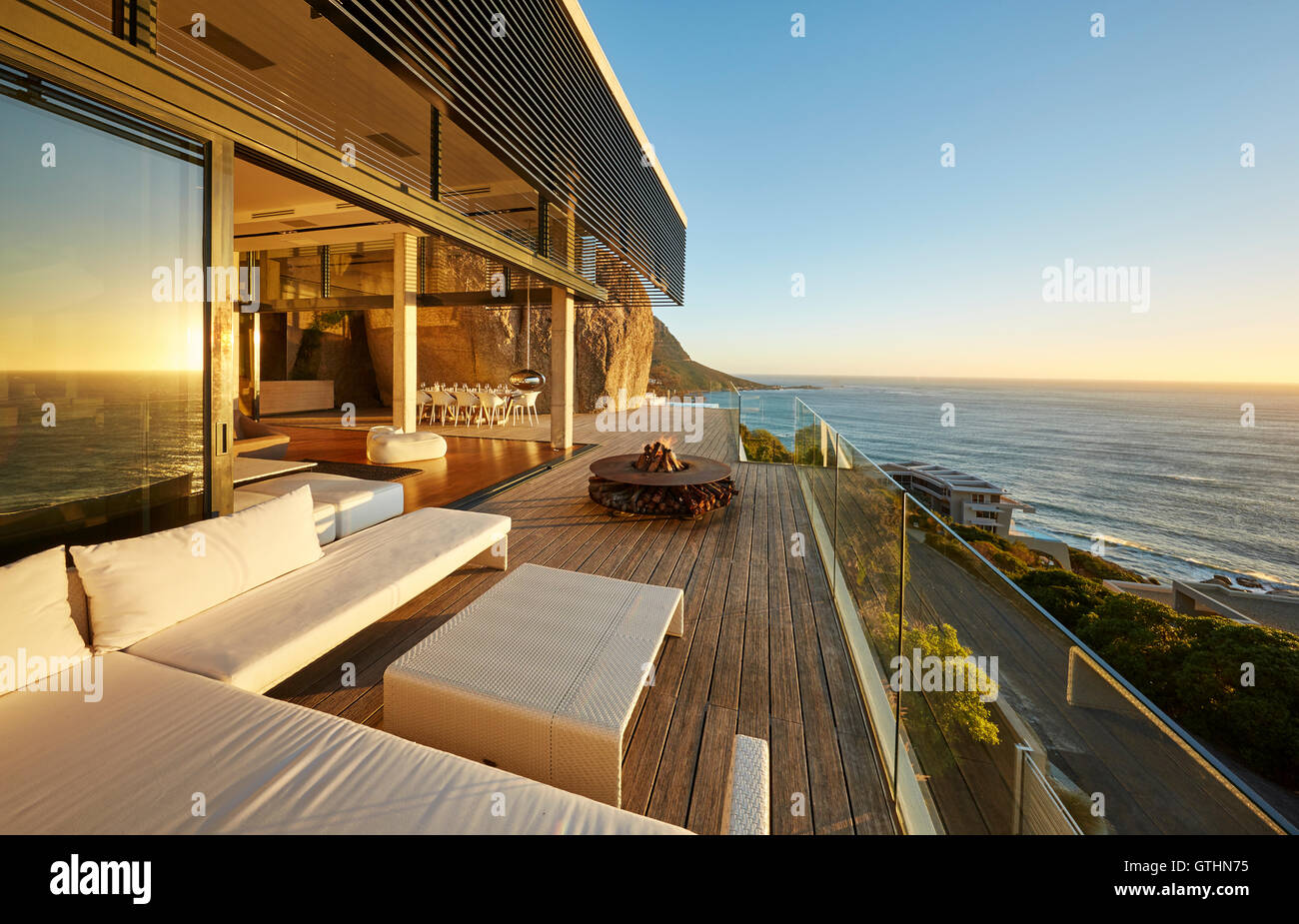 Il lusso moderno patio con tramonto vista oceano Foto Stock