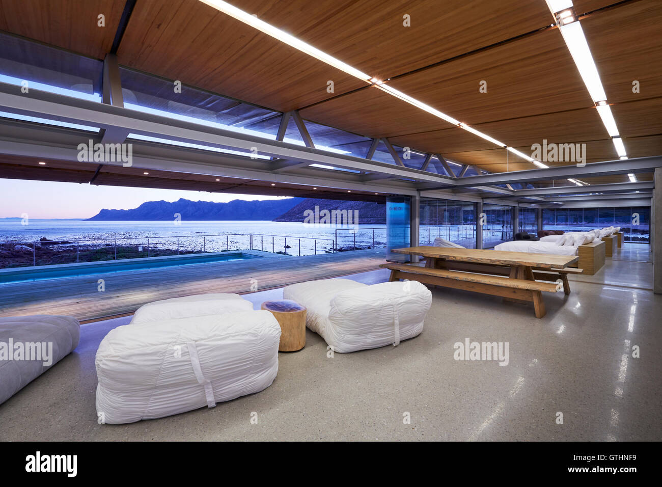 Hotel moderno tavolo da picnic e letti vista oceano Foto Stock