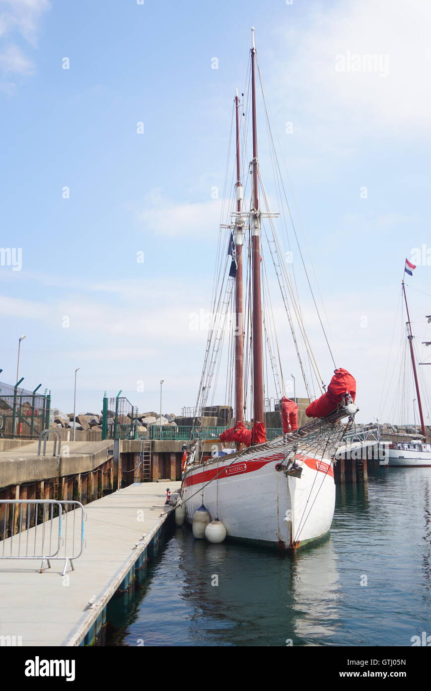 Pacifico yacht ormeggiati a Ballycastle Marina su un luminoso giorno d'estate Foto Stock