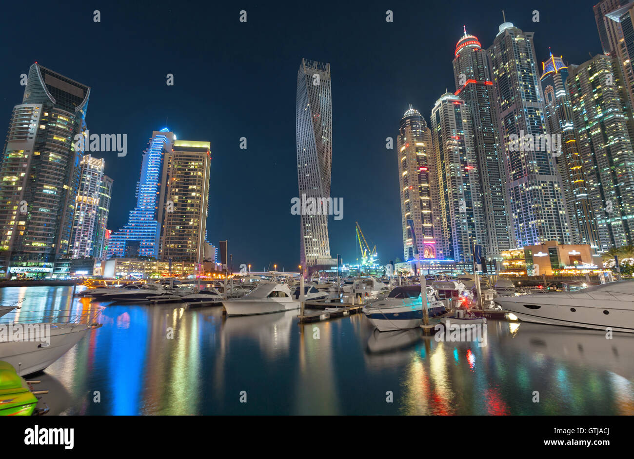 Dubai Marina luci con splendido skyline la riflessione sull'acqua di notte Foto Stock