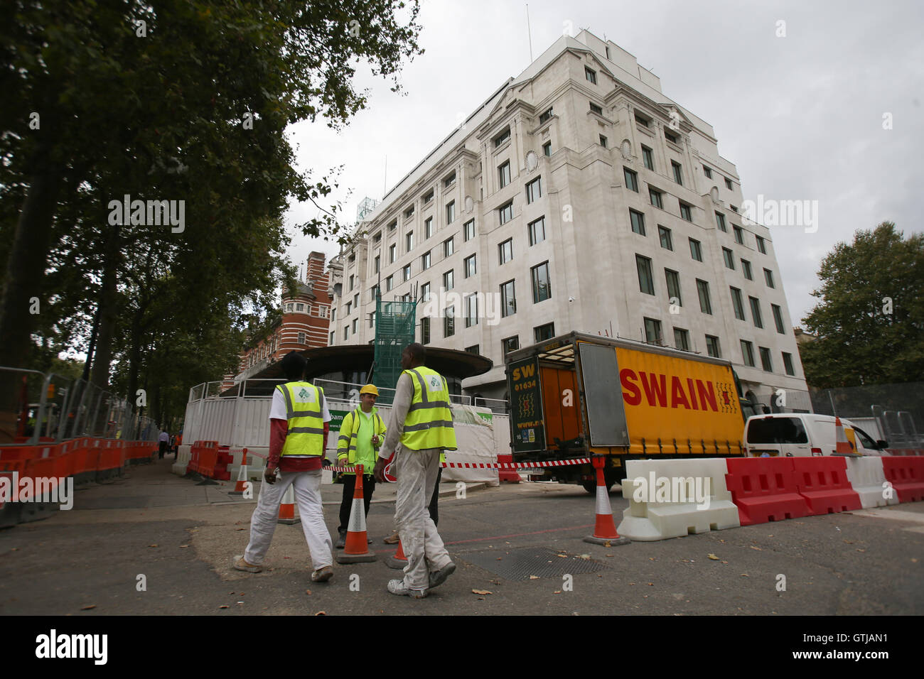 Lavoratori edili al di fuori della Curtis Green building su Victoria Embankment nel centro di Londra. L'ex Whitehall stazione di polizia è dovuta a diventare la nuova sede della Metropolitan Police quando la forza lascia la sua Nuova Scozia Scotland Yard base. Foto Stock