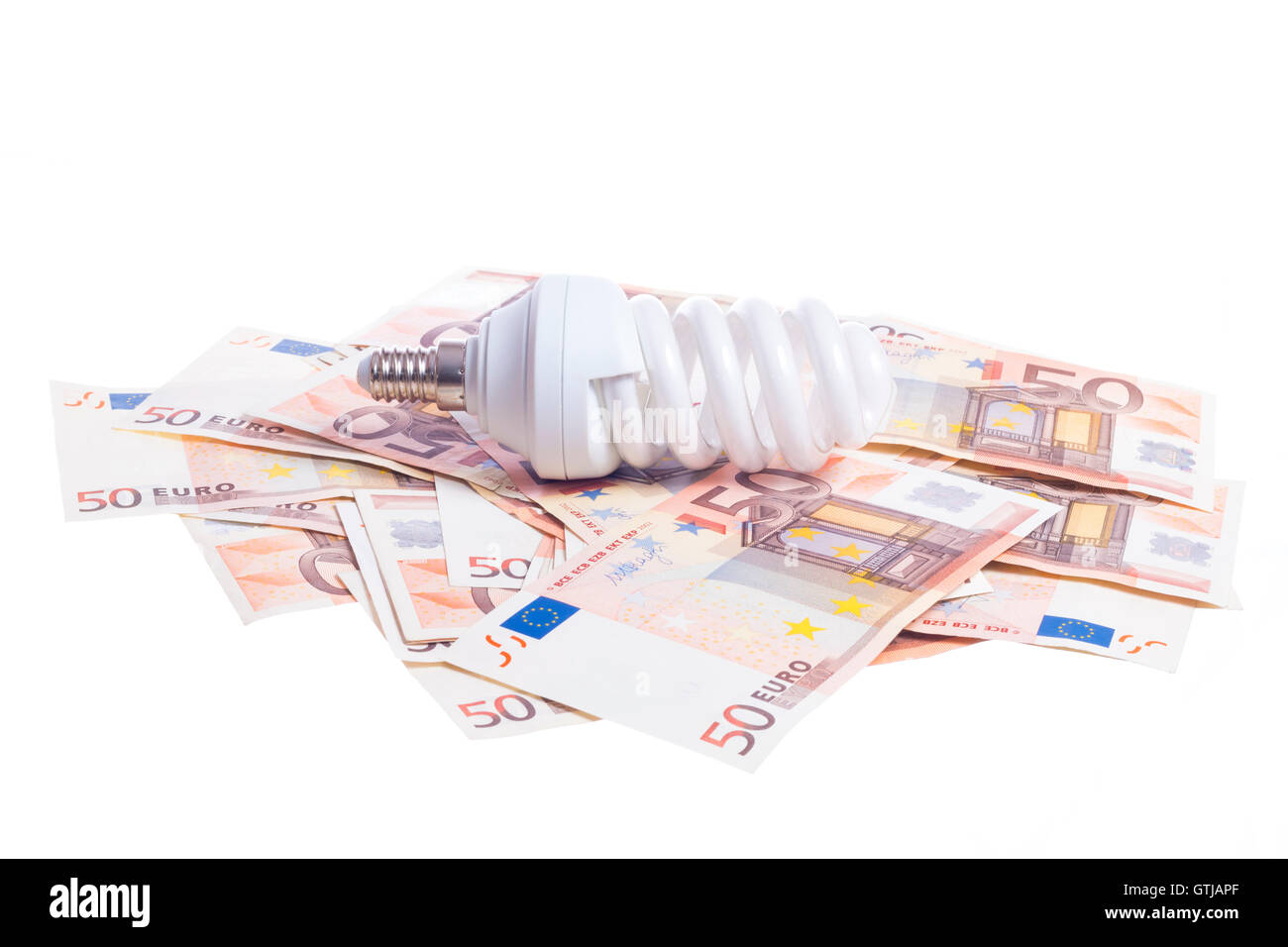 Valore del concetto di elettricità. La lampadina oltre cinquanta banconote isolati su sfondo bianco Foto Stock